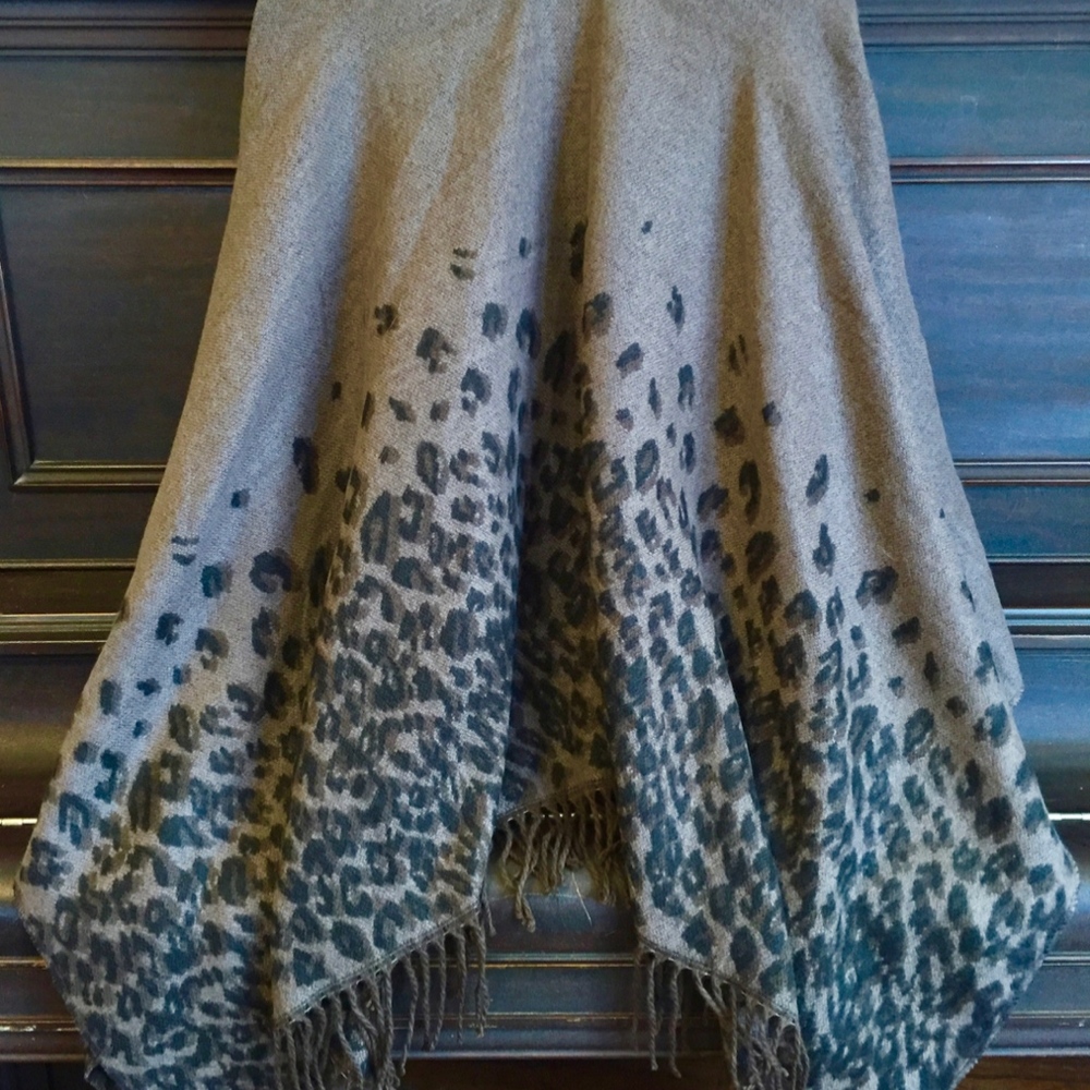 Cheetah Print Shawl/Cape NWOT - Picture 2 of 2
